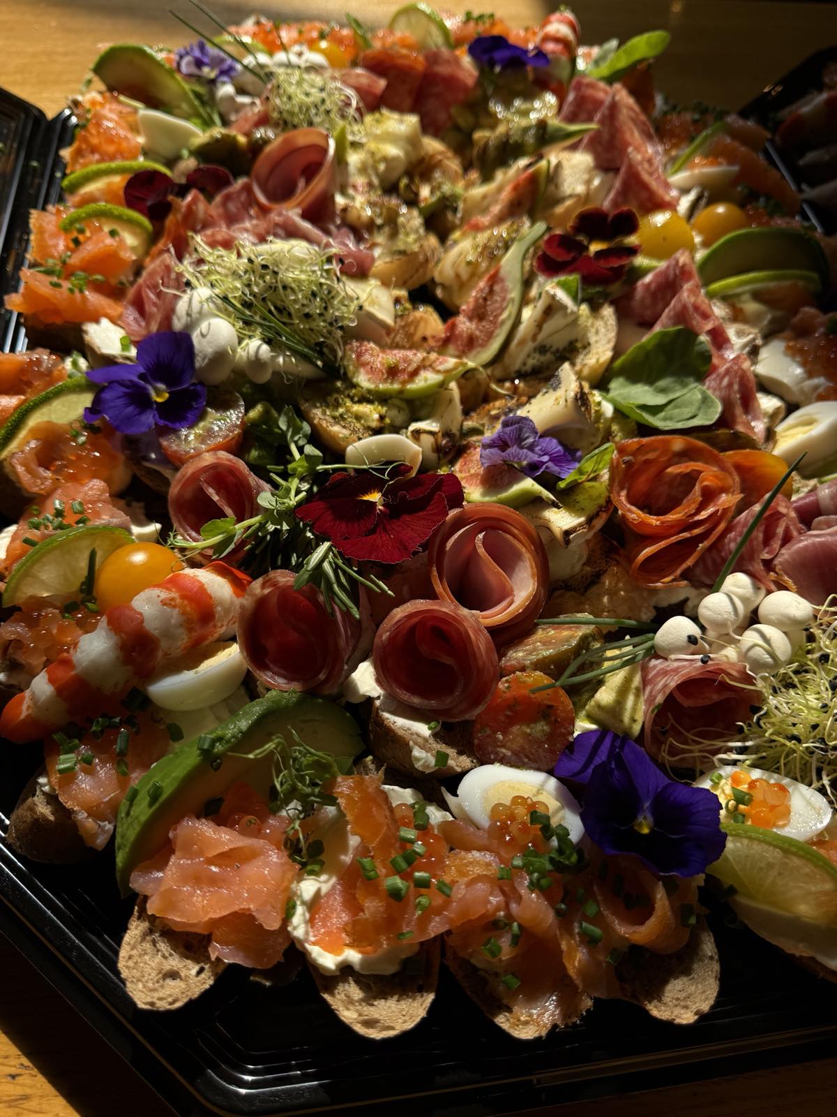 БРУСКЕТИ С РАЗЛИЧНИ ВИДОВЕ КОЛБАСИ