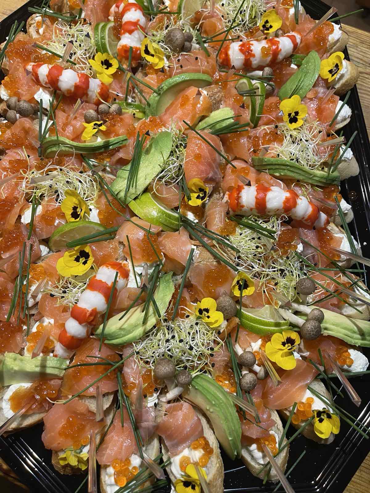 БРУСКЕТИ С ПУШЕНА СЬОМГА