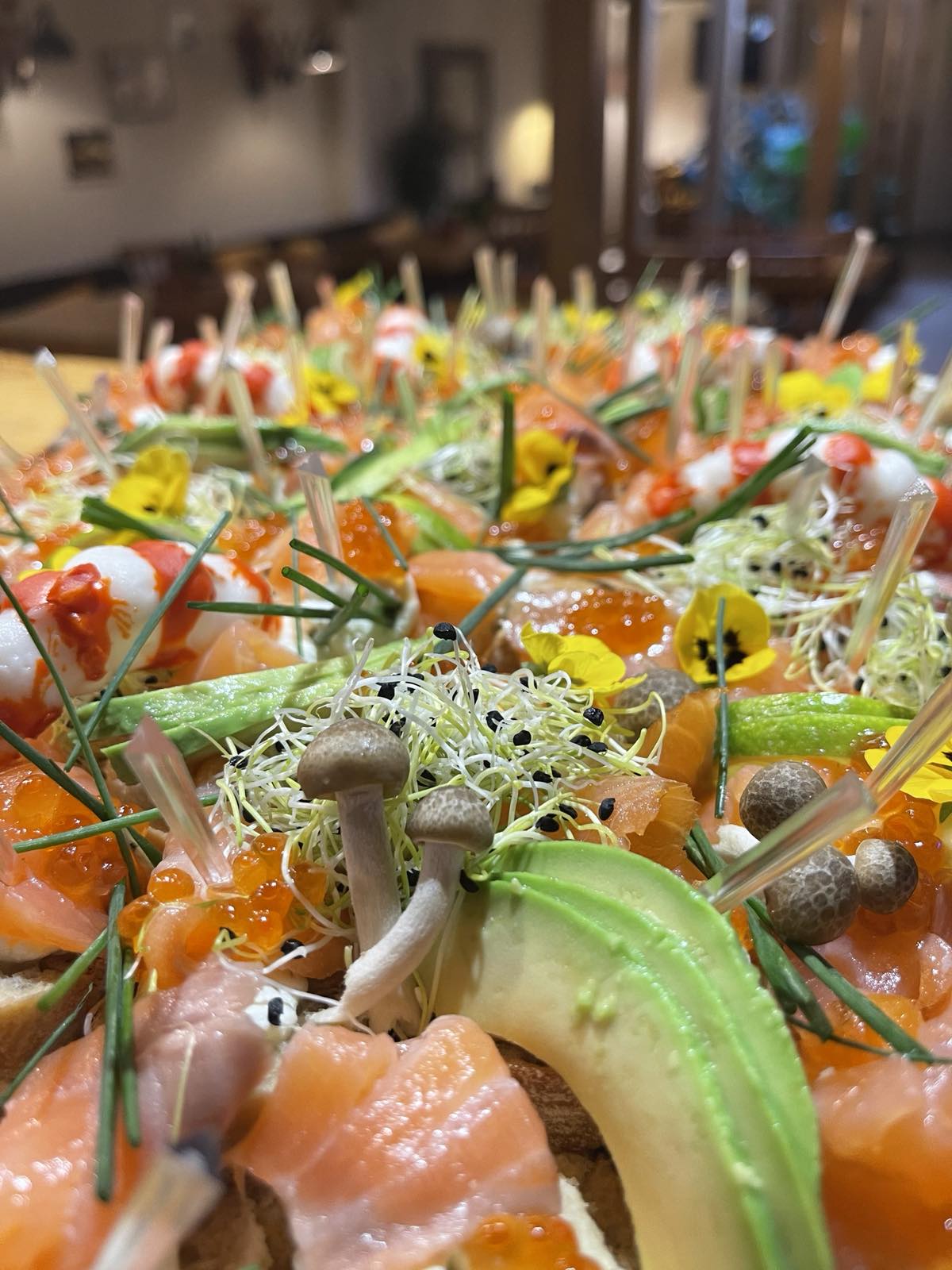 БРУСКЕТИ С ПУШЕНА СЬОМГА