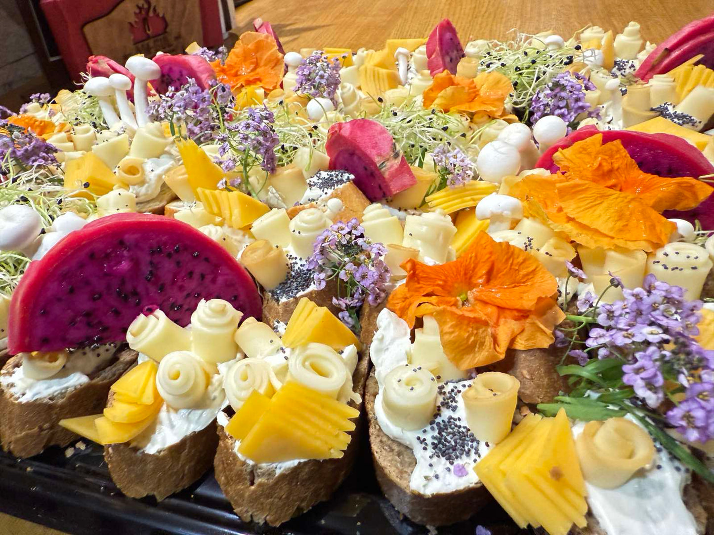 ПЛАТО СЪС СИРЕНА,ЯДКИ И ПЛОДОВЕ