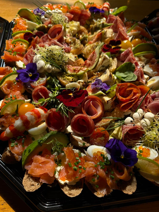 БРУСКЕТИ С РАЗЛИЧНИ ВИДОВЕ КОЛБАСИ