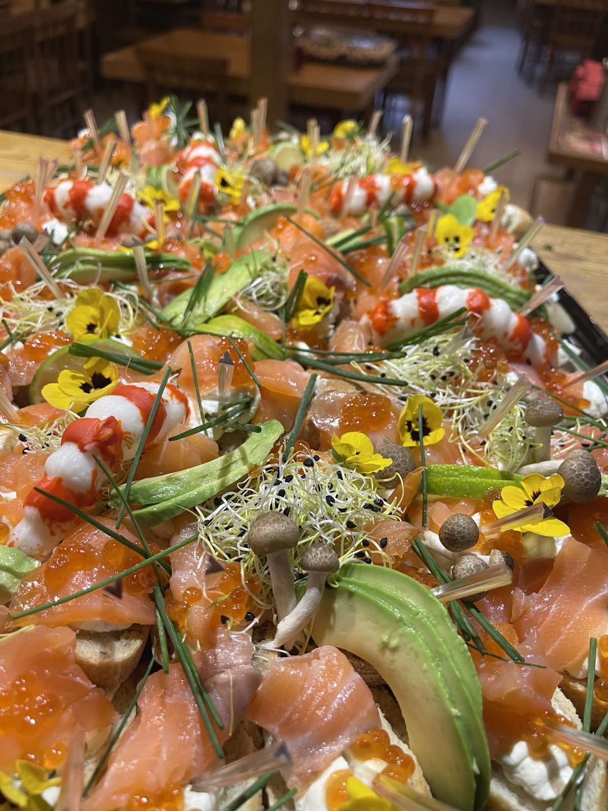 БРУСКЕТИ С ПУШЕНА СЬОМГА