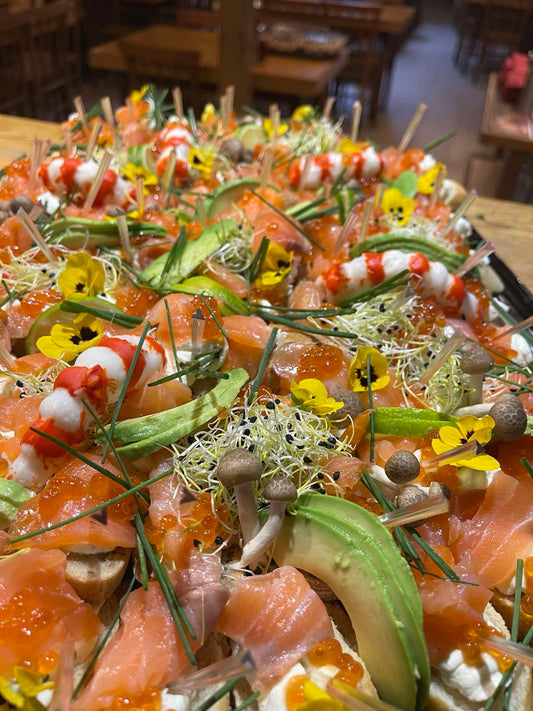 БРУСКЕТИ С ПУШЕНА СЬОМГА