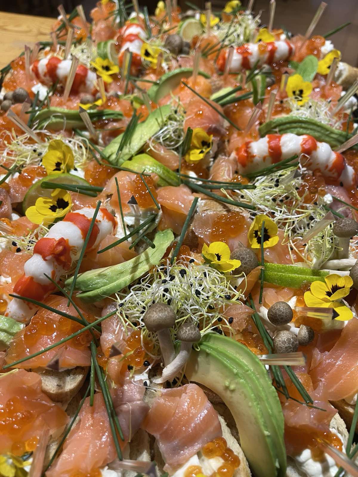 БРУСКЕТИ С ПУШЕНА СЬОМГА